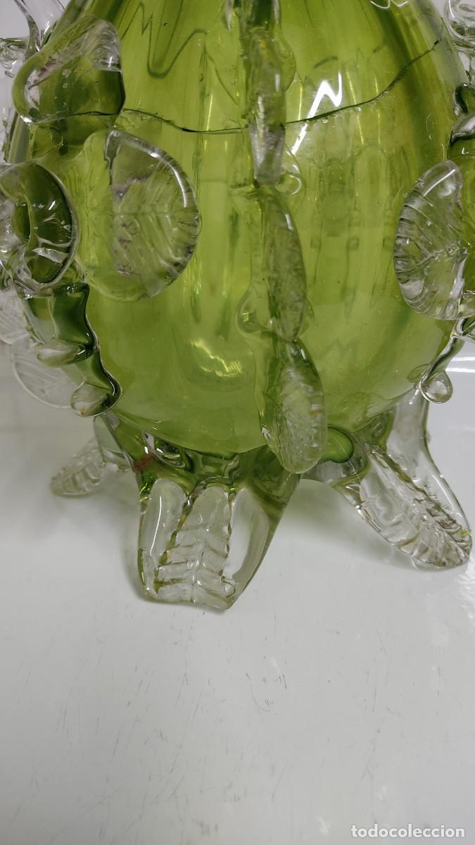 Antig&uuml;edades: Jarr&oacute;n de cristal con flores en relieve - Foto 4