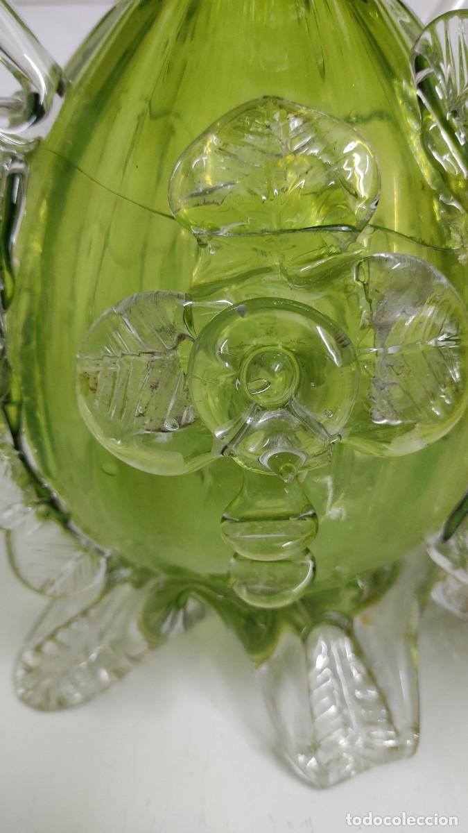 Antig&uuml;edades: Jarr&oacute;n de cristal con flores en relieve - Foto 5