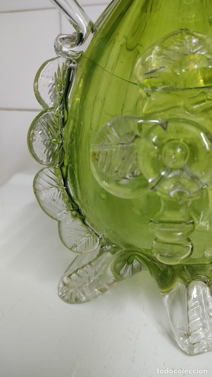 Antig&uuml;edades: Jarr&oacute;n de cristal con flores en relieve - Foto 6