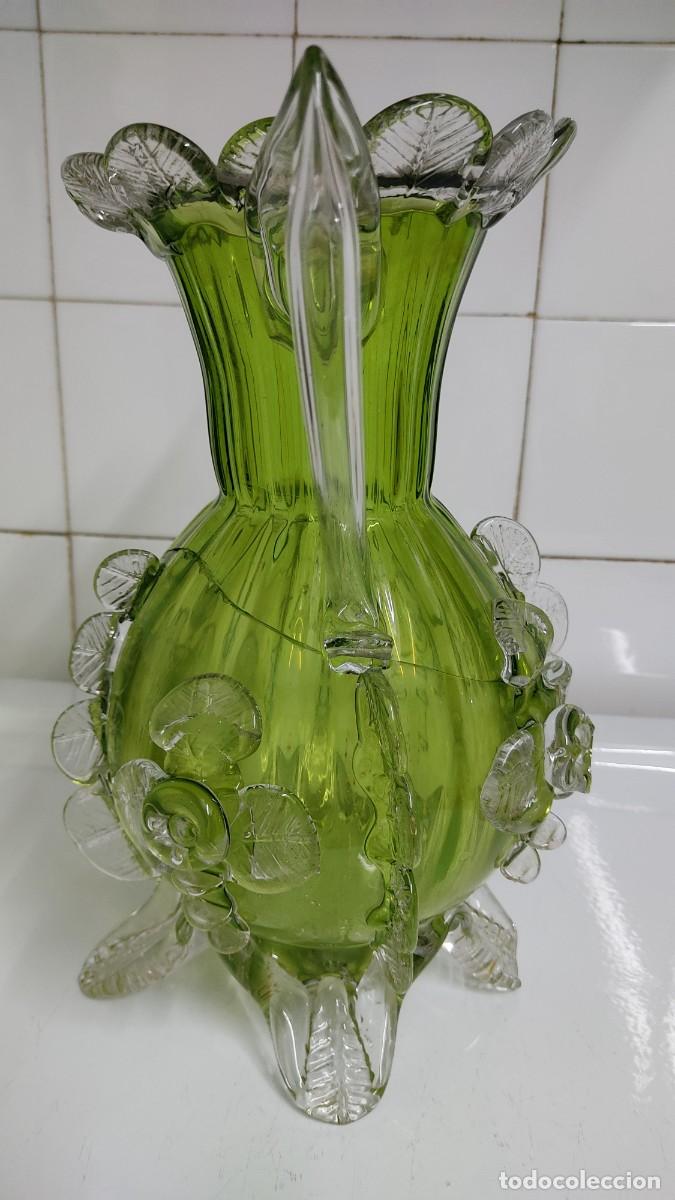Antig&uuml;edades: Jarr&oacute;n de cristal con flores en relieve - Foto 8