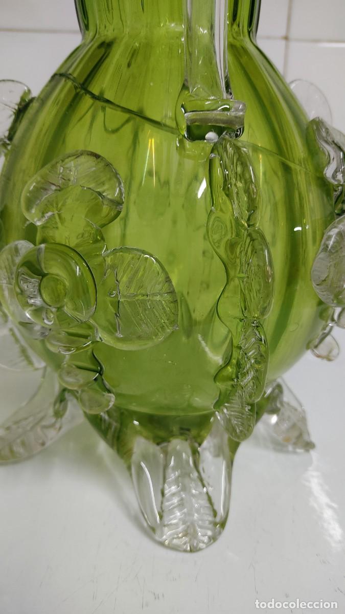 Antig&uuml;edades: Jarr&oacute;n de cristal con flores en relieve - Foto 9