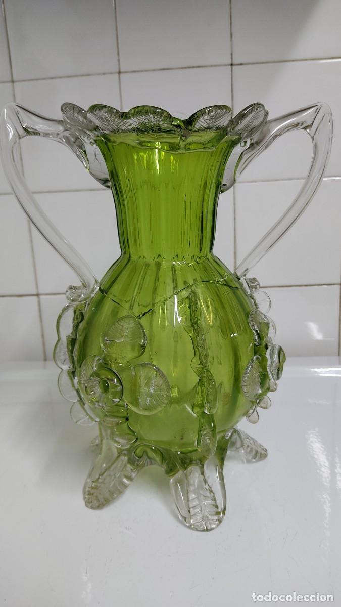 Antig&uuml;edades: Jarr&oacute;n de cristal con flores en relieve - Foto 10