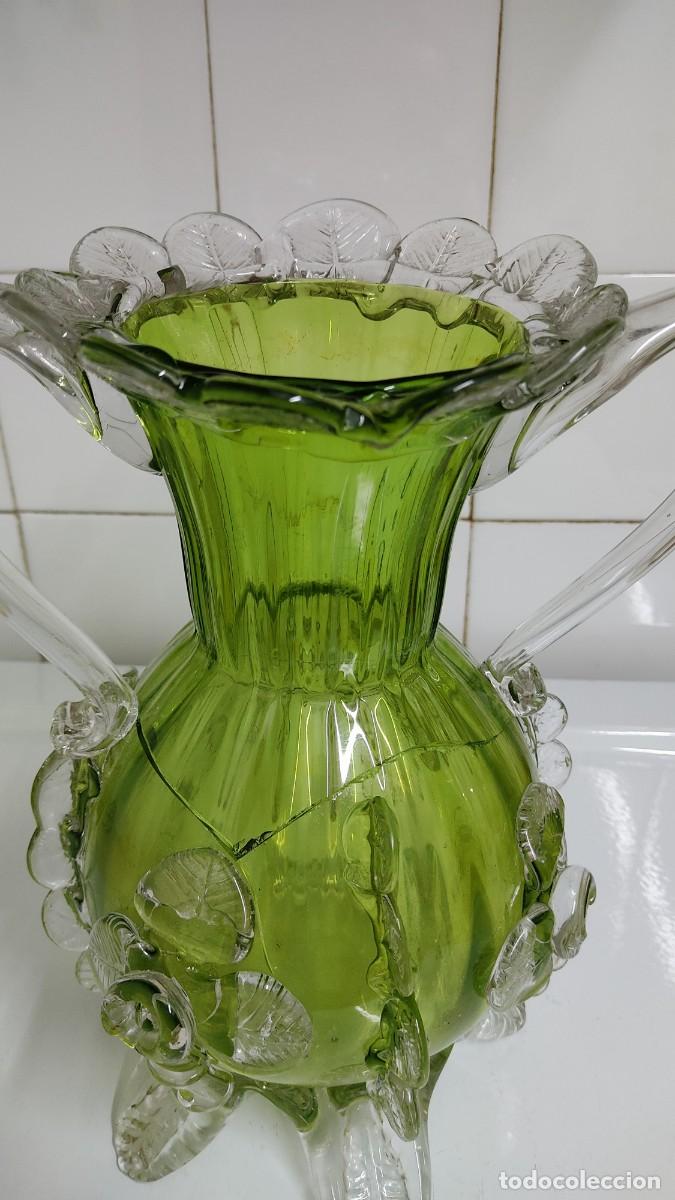 Antig&uuml;edades: Jarr&oacute;n de cristal con flores en relieve - Foto 11