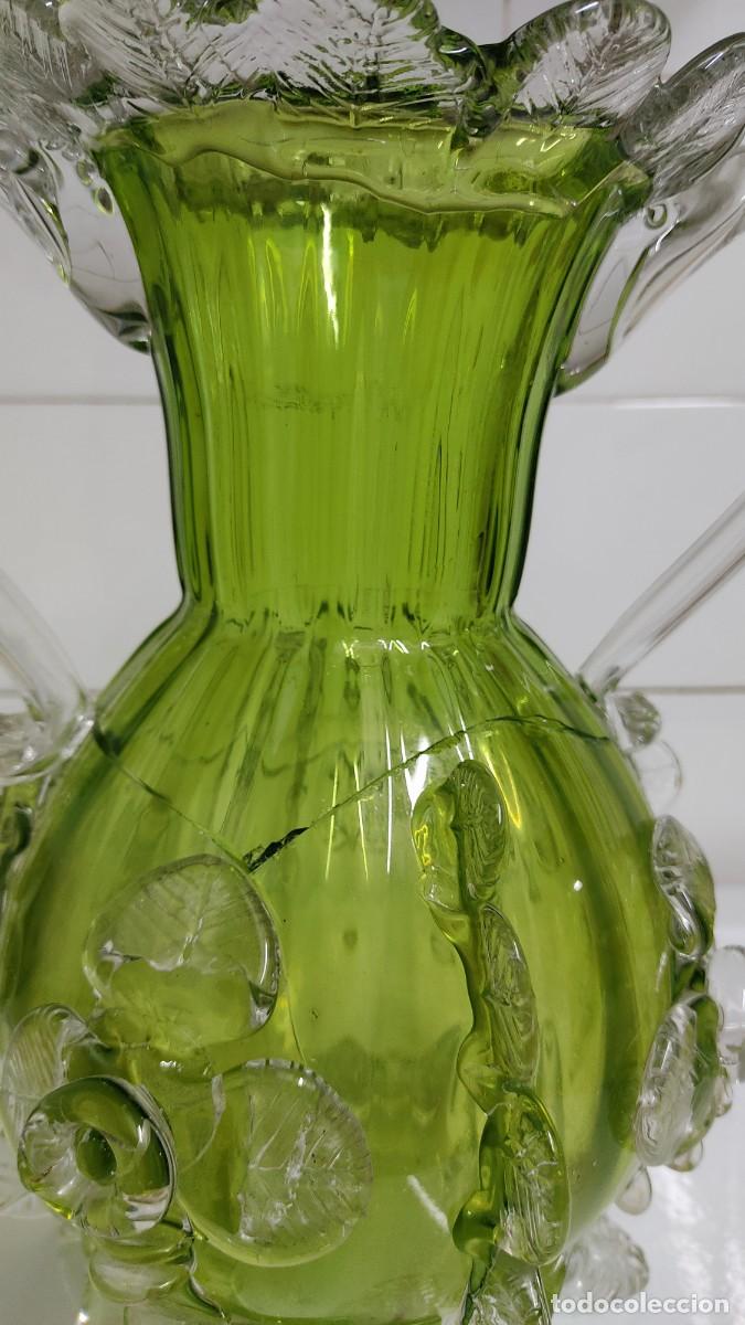 Antig&uuml;edades: Jarr&oacute;n de cristal con flores en relieve - Foto 12
