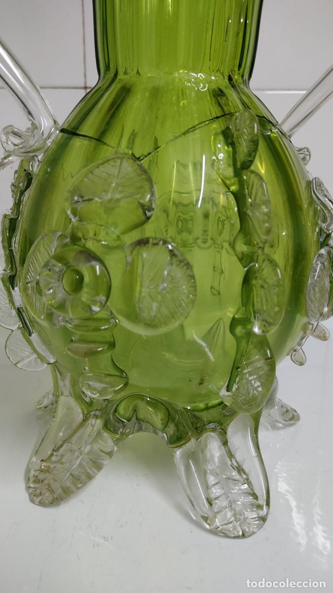 Antig&uuml;edades: Jarr&oacute;n de cristal con flores en relieve - Foto 13
