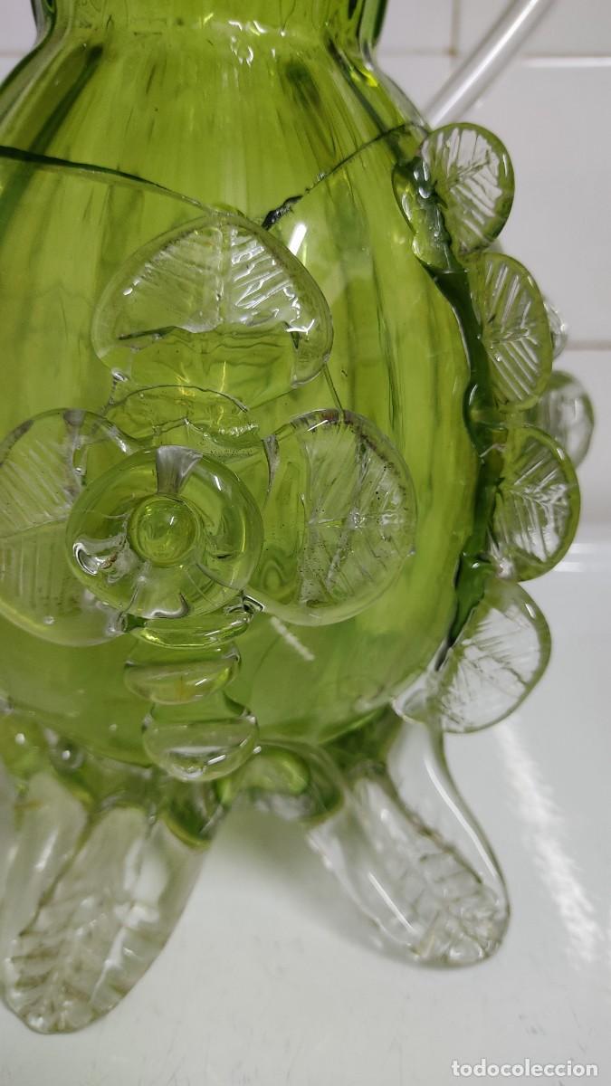 Antig&uuml;edades: Jarr&oacute;n de cristal con flores en relieve - Foto 14