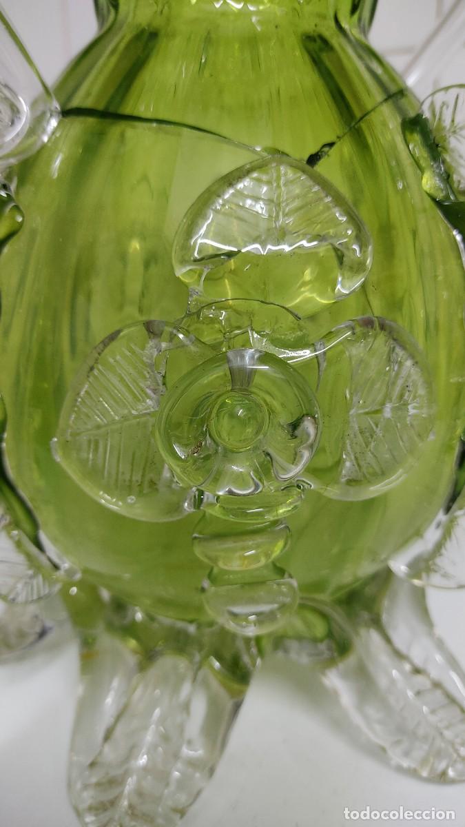 Antig&uuml;edades: Jarr&oacute;n de cristal con flores en relieve - Foto 17