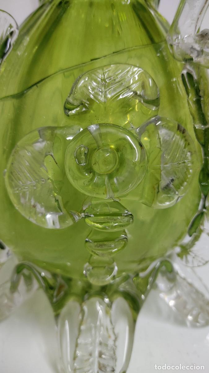 Antig&uuml;edades: Jarr&oacute;n de cristal con flores en relieve - Foto 18