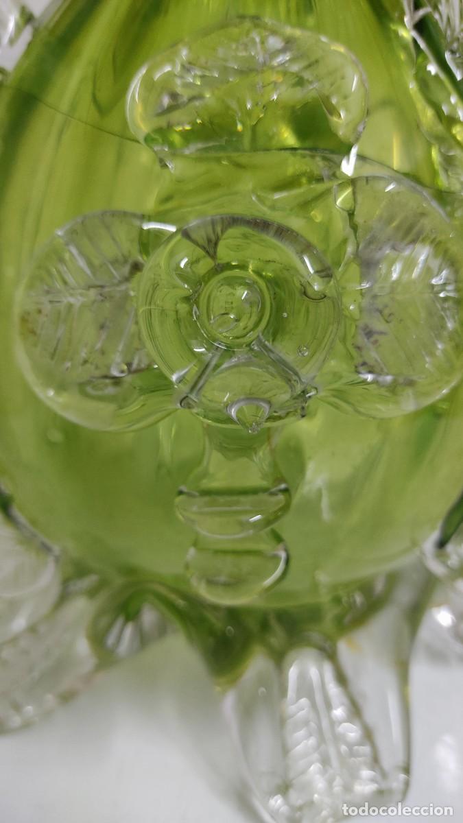 Antig&uuml;edades: Jarr&oacute;n de cristal con flores en relieve - Foto 19