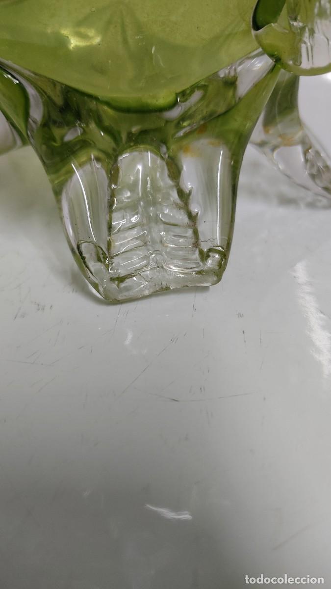 Antig&uuml;edades: Jarr&oacute;n de cristal con flores en relieve - Foto 20