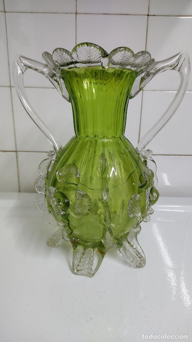 Antig&uuml;edades: Jarr&oacute;n de cristal con flores en relieve - Foto 1