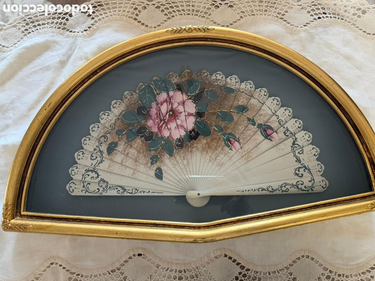 Antig&uuml;edades: Abanico de Colecci&oacute;n con Motivos Florales y Marco de &Eacute;poca
