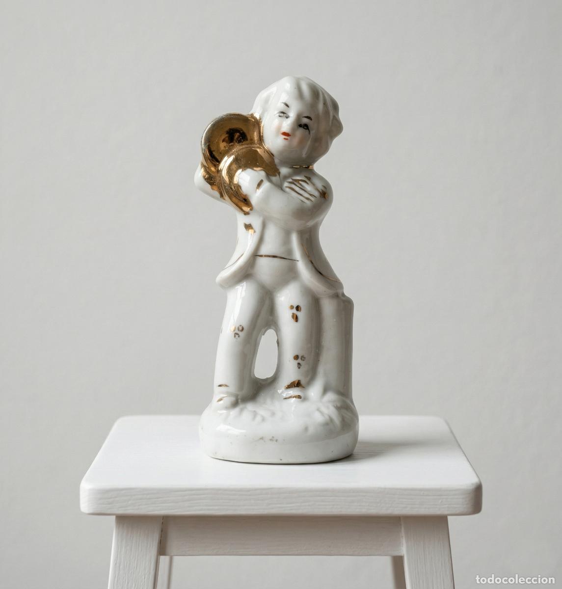 Antiguidades: Antigua Figura de Porcelana &ndash; Ni&ntilde;o con Platillos &ndash; Detalles en Dorado