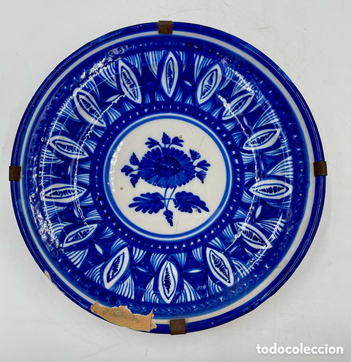 Antig&uuml;edades: Plato cer&aacute;mica de Manises. Azul. Siglo XIX. Di&aacute;metro 29 cm.