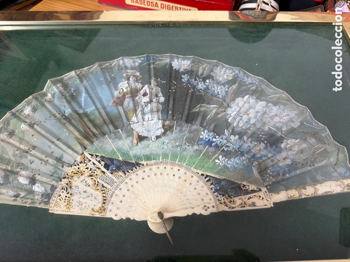 Antig&uuml;edades: ELEGANTE ABANICO DE HUESO Y PINTADO A MANO Y LENTEJUELAS , CON ABANIQUERA