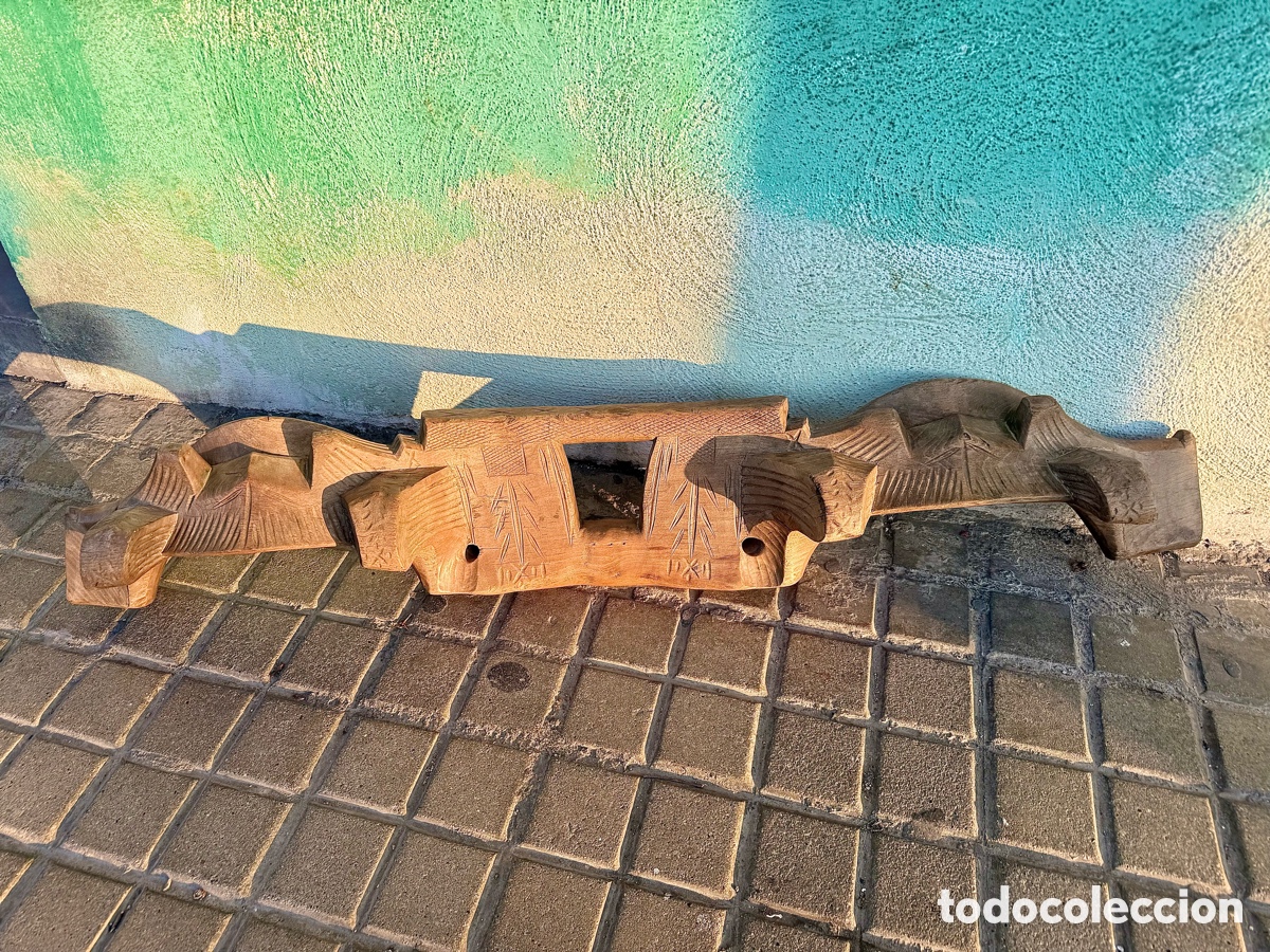 Antig&uuml;edades: Antiguo yugo de madera, tallado - Foto 2