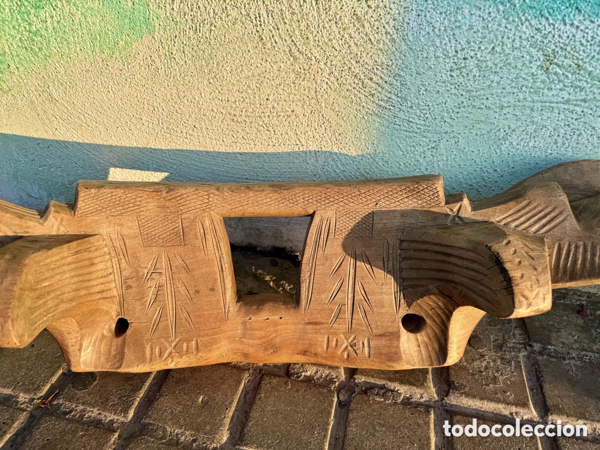 Antig&uuml;edades: Antiguo yugo de madera, tallado - Foto 1