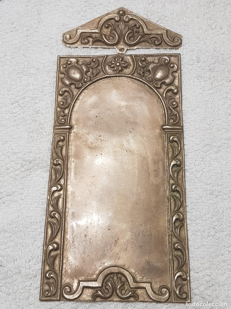 Antig&uuml;edades: Peque&ntilde;o marco de plata repujada. Siglo XVIII.