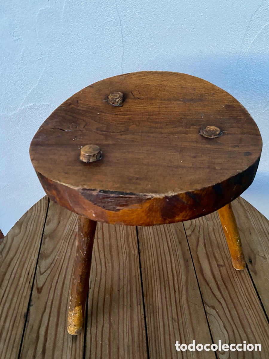 Antig&uuml;edades: Taburete antiguo de tres patas - Foto 2