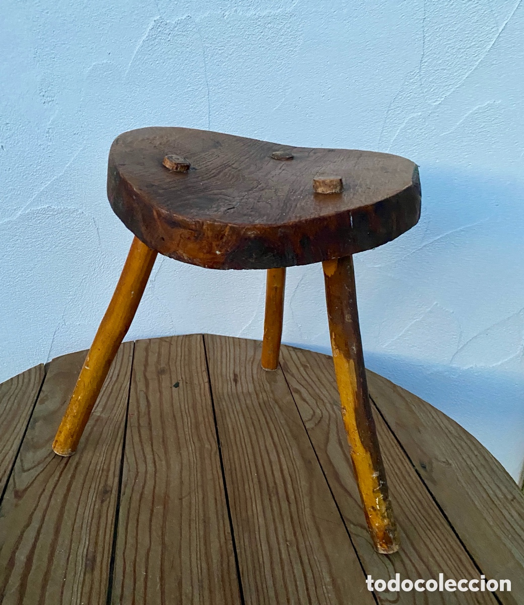 Antig&uuml;edades: Taburete antiguo de tres patas - Foto 3