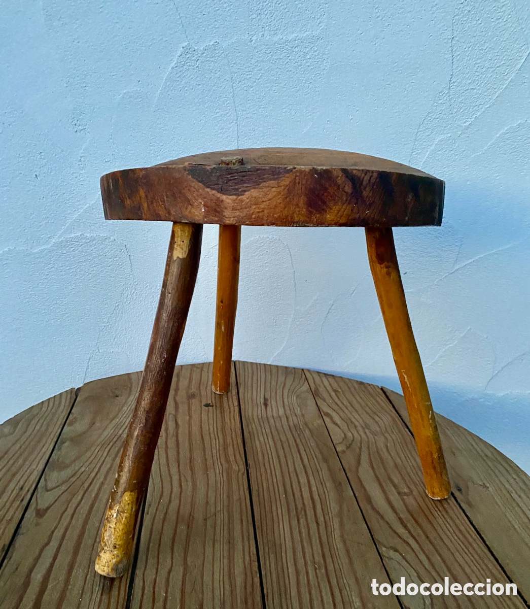 Antig&uuml;edades: Taburete antiguo de tres patas - Foto 5