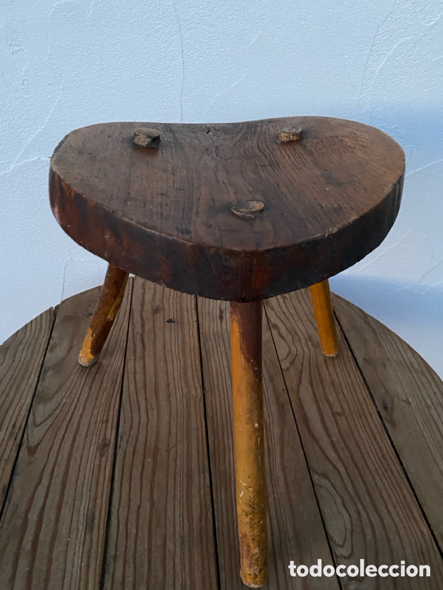 Antig&uuml;edades: Taburete antiguo de tres patas - Foto 1