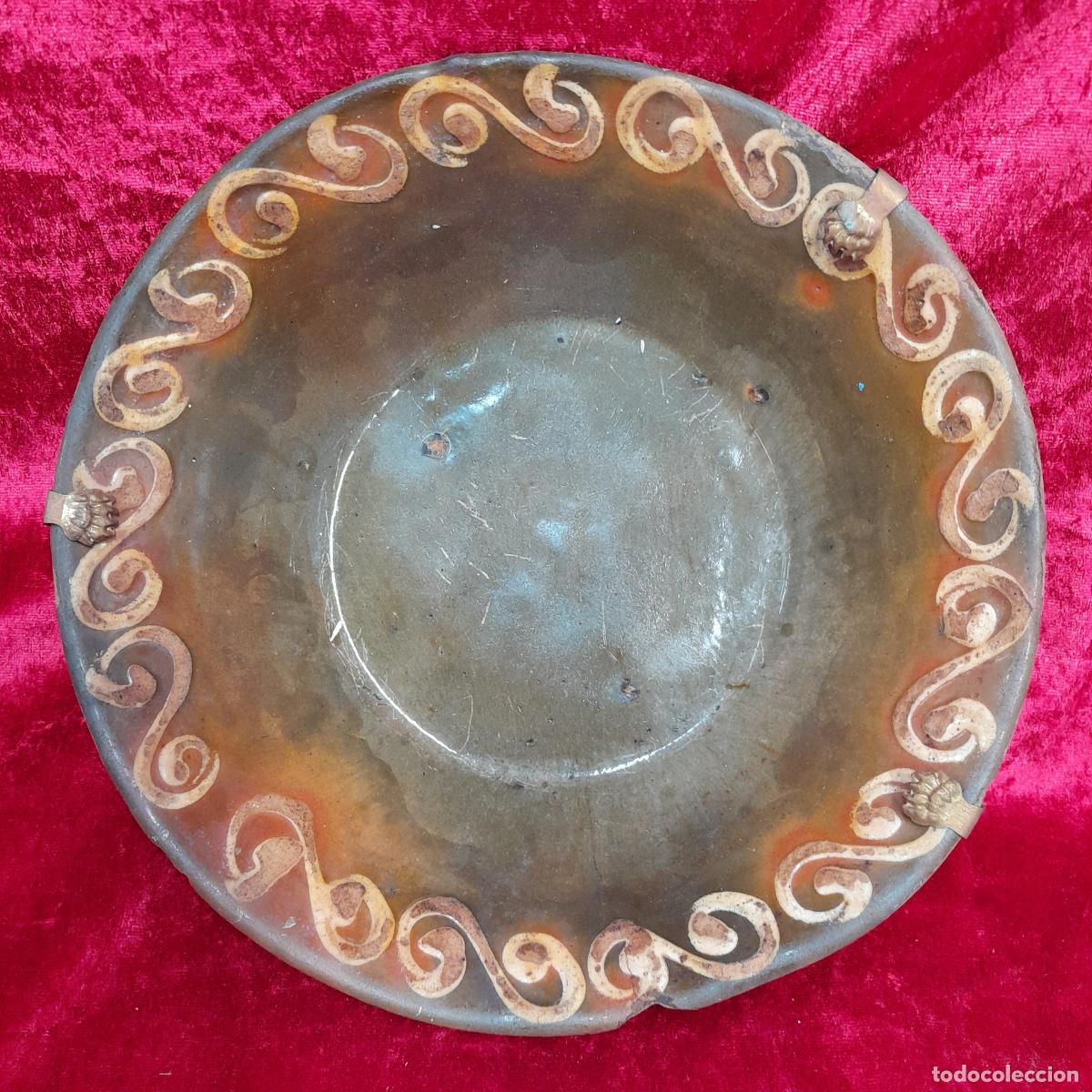 Antig&uuml;edades: PLATO HONDO REALIZADO EN CER&Aacute;MICA POPULAR VIDRIADA PINTADO A MANO. PRIEGO, FINALES S. XIX.