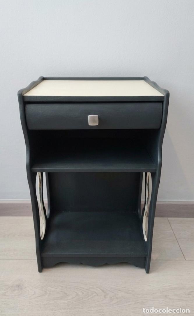 Antig&uuml;edades: Mesa auxiliar restaurada de dise&ntilde;o. - Foto 6