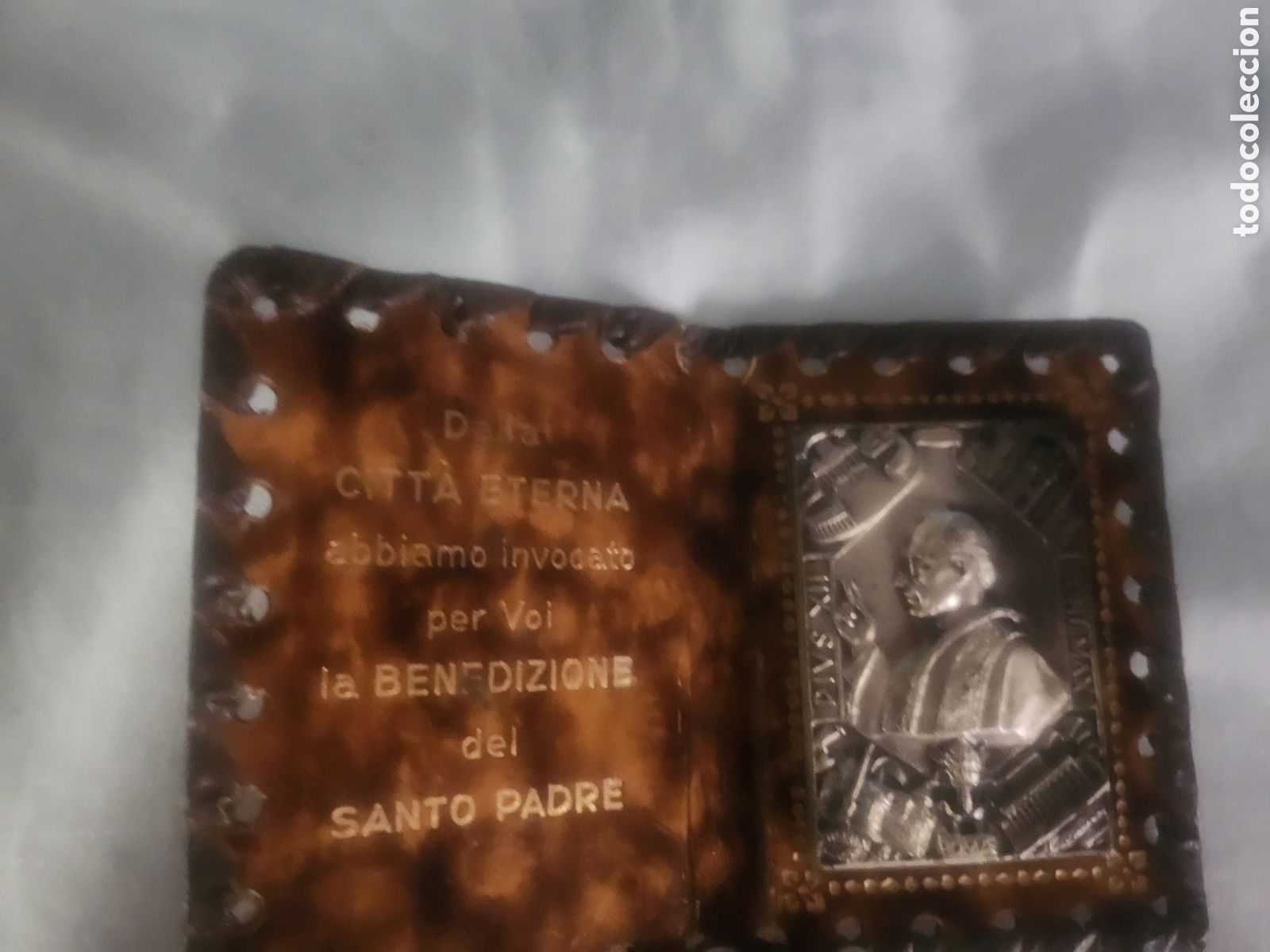 Antig&uuml;edades: Cartera piel CHAPA DE P&Iacute;O XII POSIBLEMENTE DE PLATA CON LA BENDICI&Oacute;N DEL SANTO PADRE