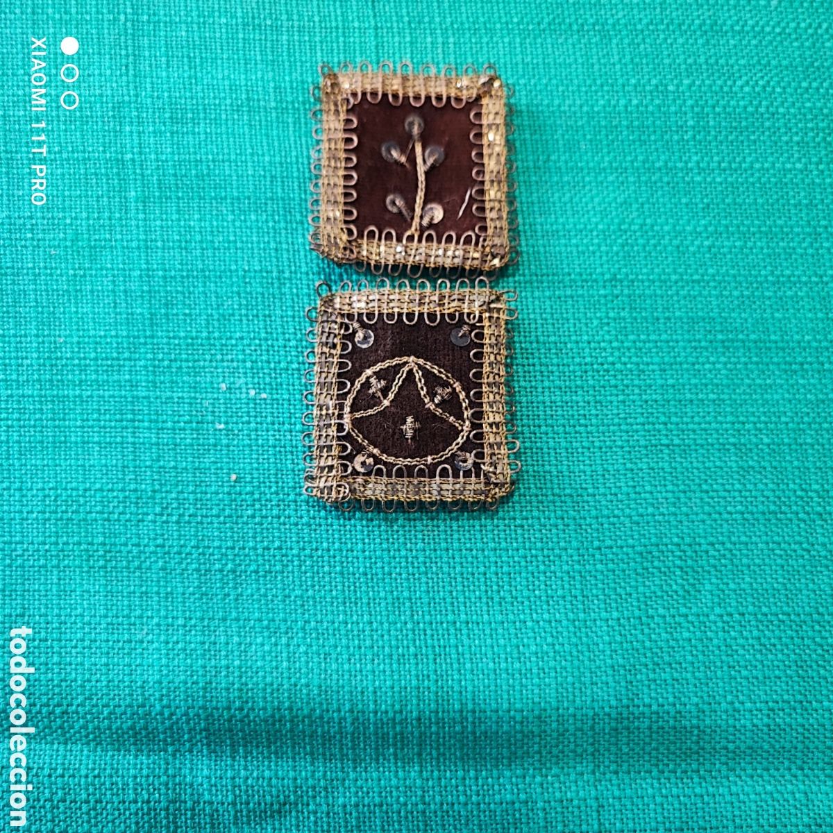 Antiguidades: Pareja de escapularios, bordados en hilo de oro