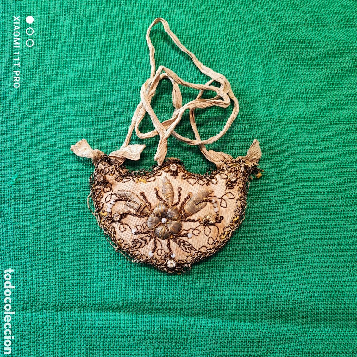 Antig&uuml;edades: Escapulario bordado con hilo de oro. - Foto 1