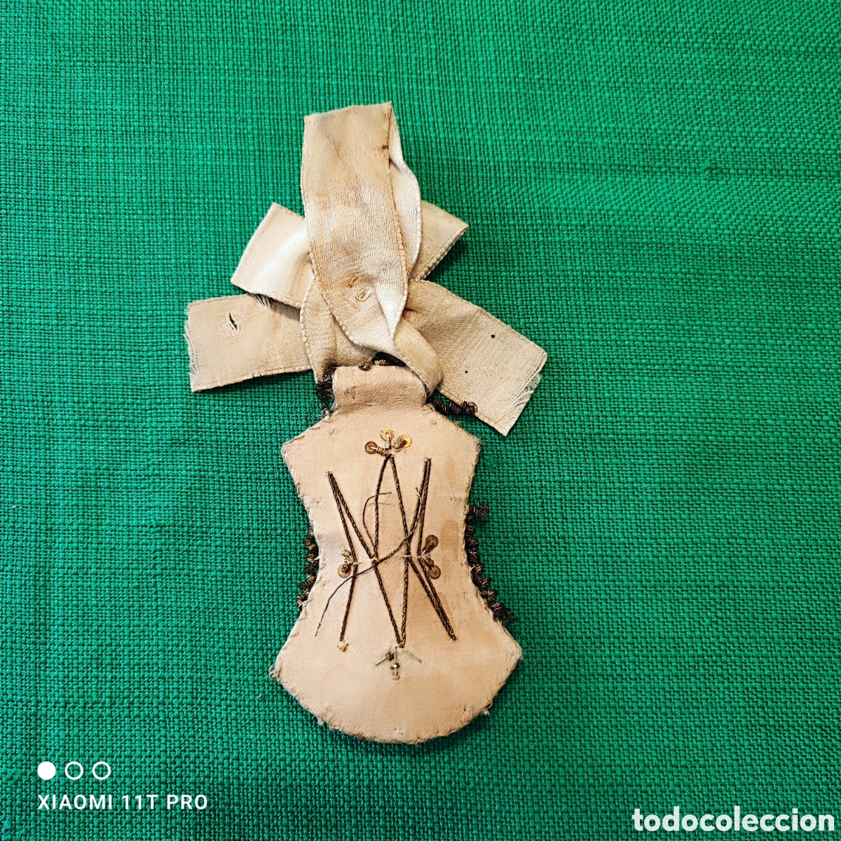 Antig&uuml;edades: Escapulario bordado con hilo de oro. - Foto 1