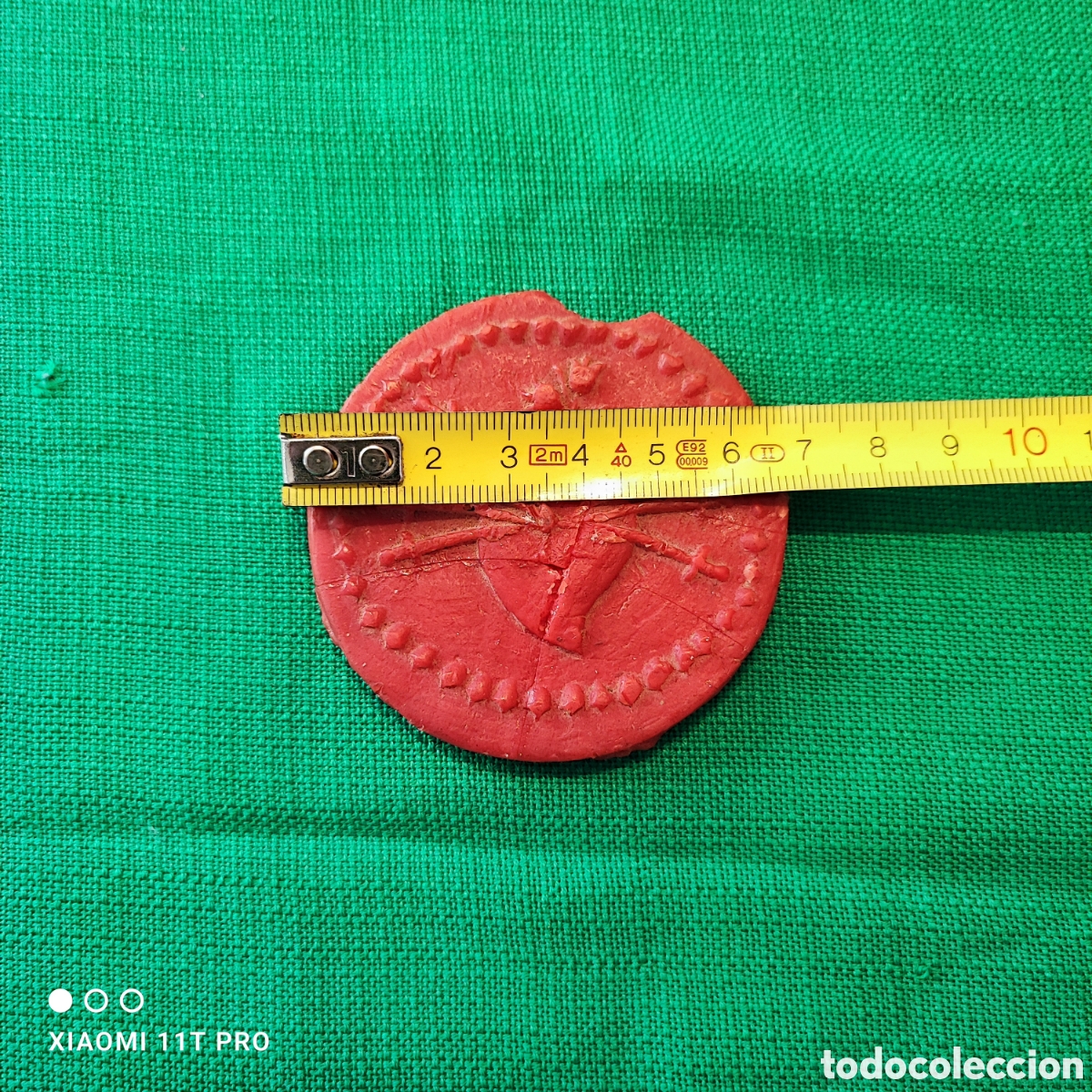 Antig&uuml;edades: Medall&oacute;n en cera delSagrado coraz&oacute;n, detente.