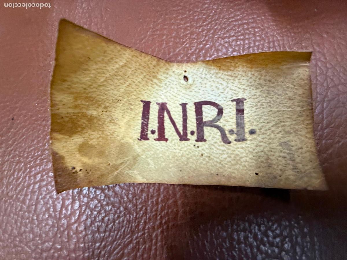 Antig&uuml;edades: Antiguo pergamino en piel con INRI escrito en tinta, para crucifijo. Pieza unica. Mide 9x5cms