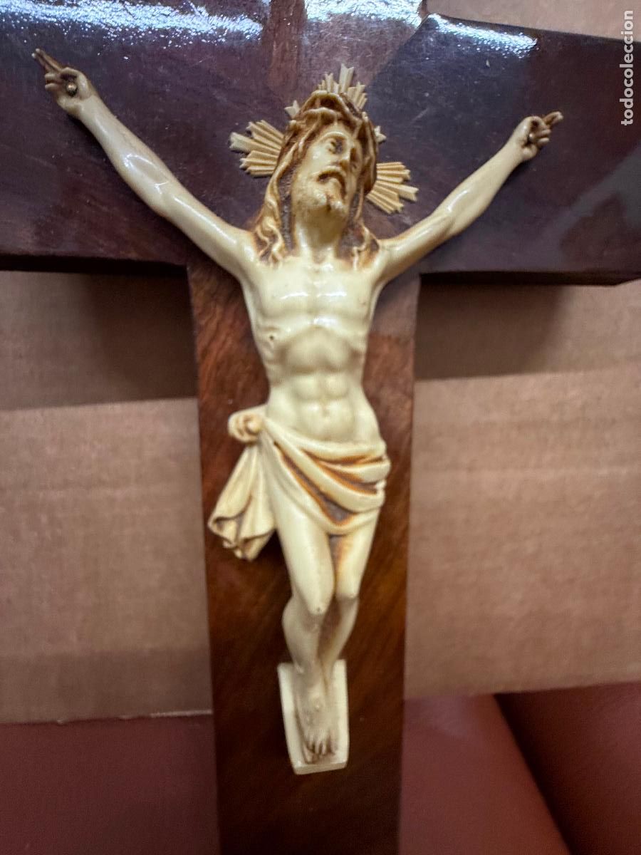 Antig&uuml;edades: Antiguo crucifijo de madera con Cristo de plastico s&iacute;mil marfil. Mide 32 cm la cruz y 16cm el Cristo