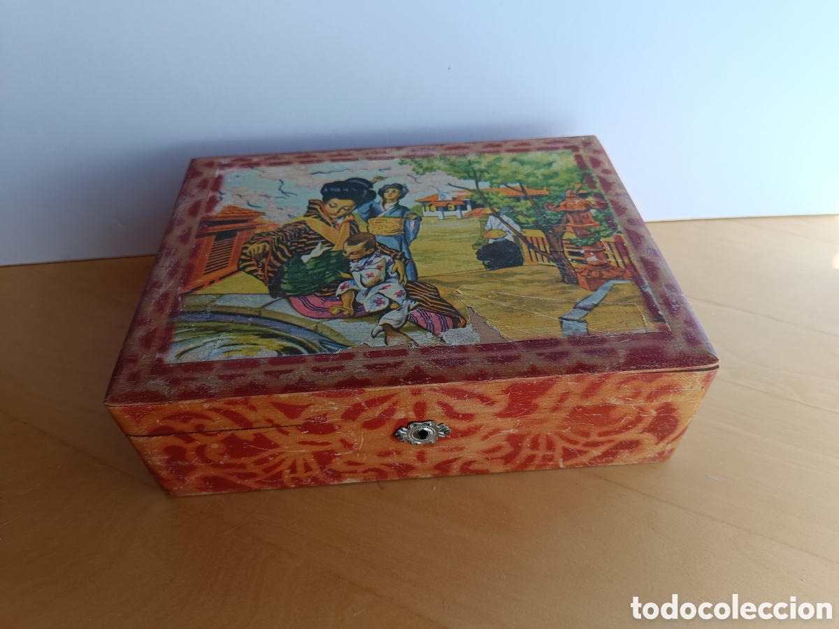 Antig&uuml;edades: Antigua caja joyero de madera. - Foto 1