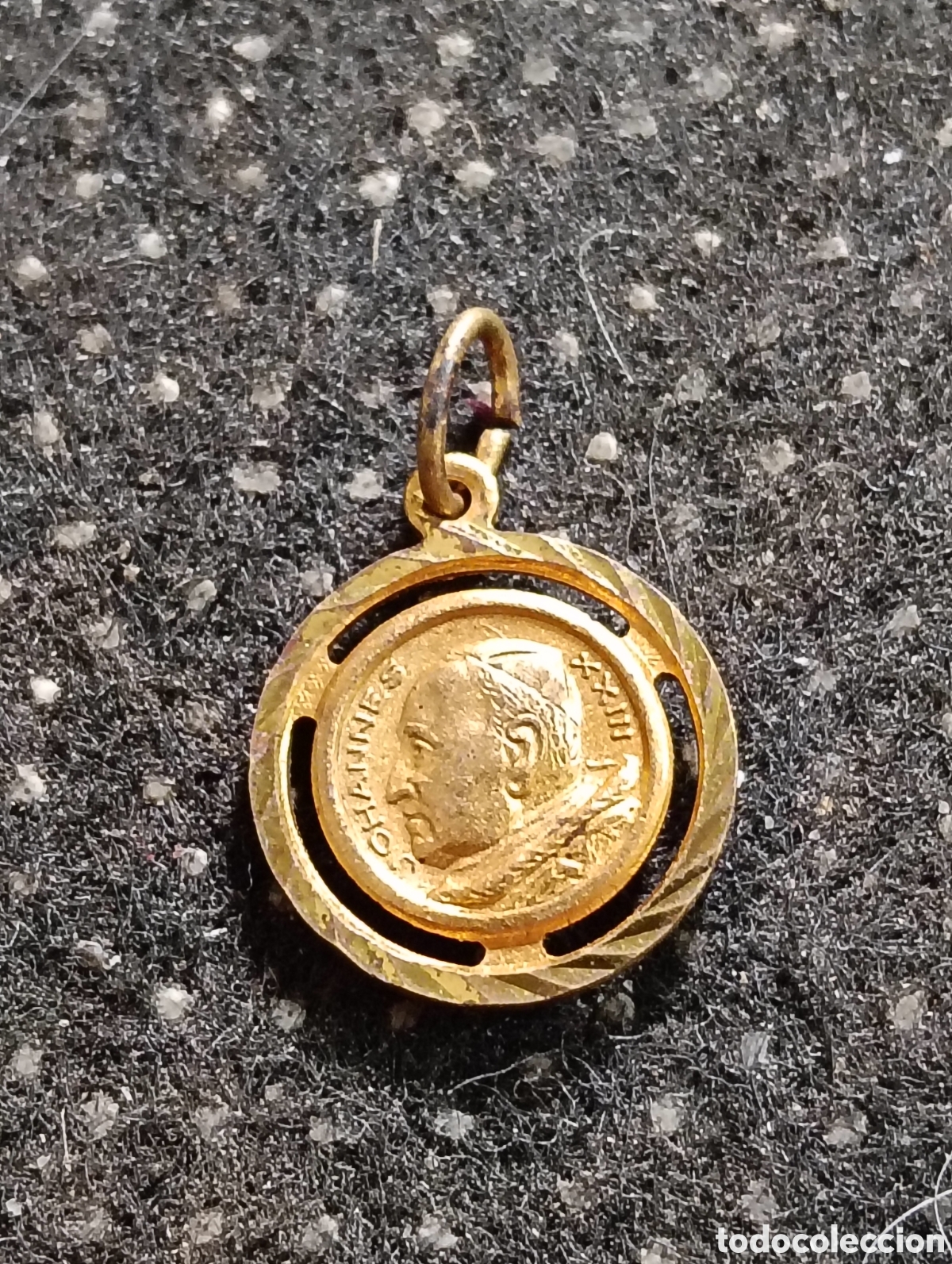 Antig&uuml;edades: Relicario vac&iacute;o de JUAN XXIII, en dorado mide 1,5 cm