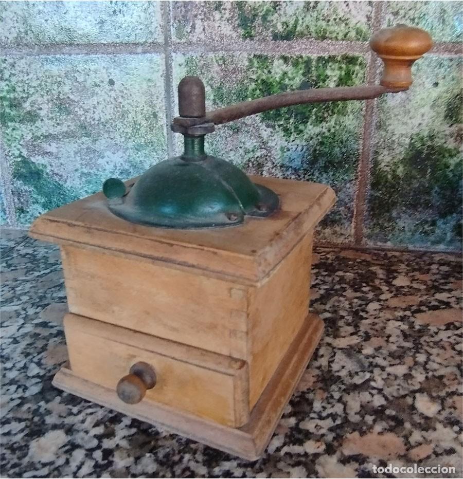 Antiguidades: VINTAGE ANTIGUO MOLINILLO CAF&Eacute; EN MADERA Y METAL MIDE LA CAJA 12/12/9,5 CM MOLINO