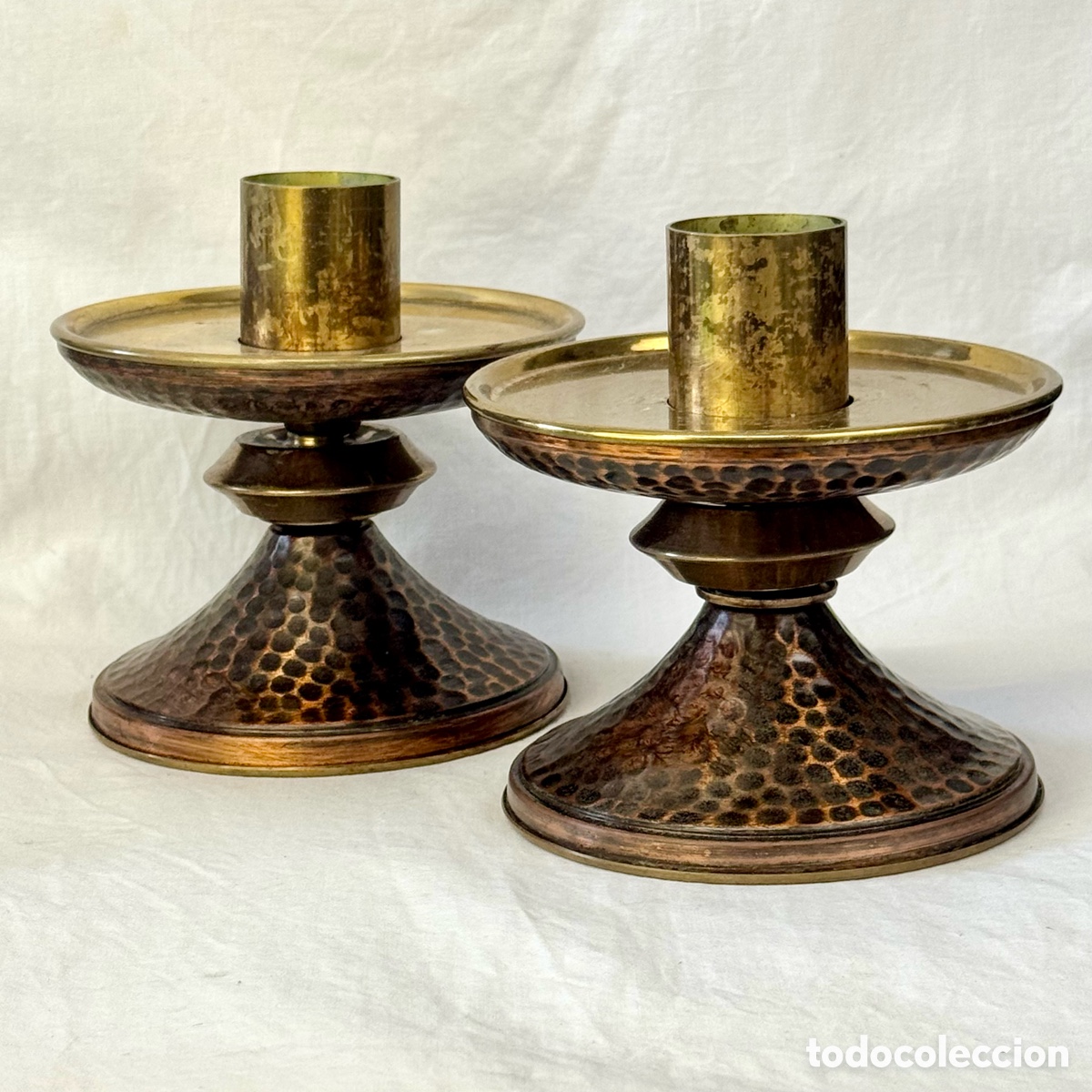 Antiquit&auml;ten: PAREJA CANDELABROS PORTAVELAS LATON MARTILLADO MARTELE PARA ALTAR IGLESIA CAPILLA LITURGIA