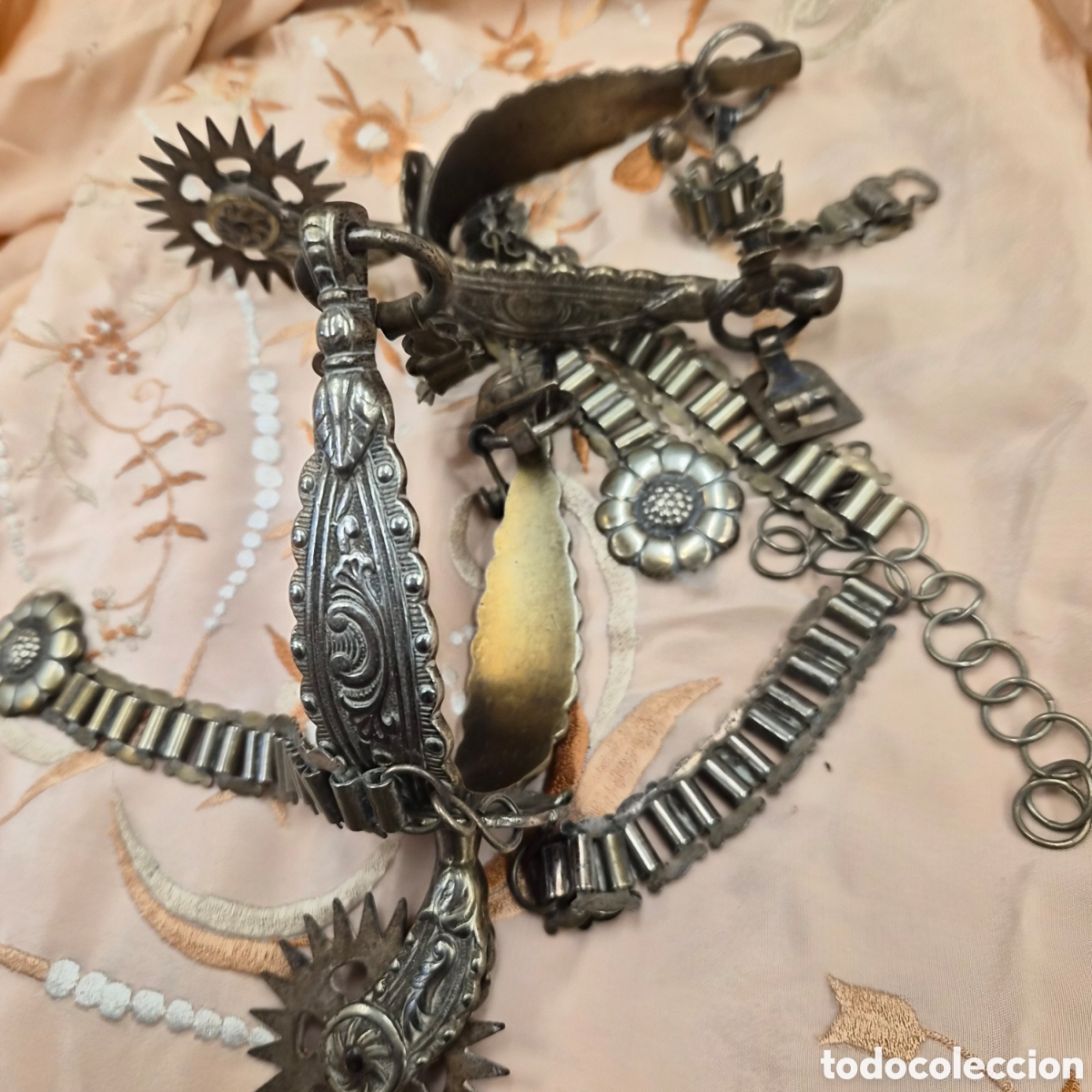 Antig&uuml;edades: Espuelas antiguas siglo XIX&ndash;XX en metal con correas decoradas