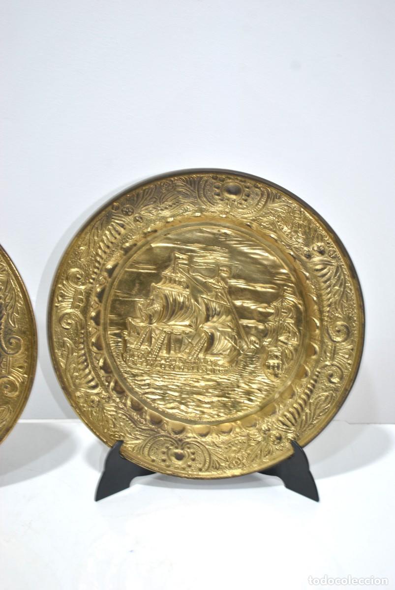 Antig&uuml;edades: PAREJA DE PLATOS REPUJADOS - Foto 3