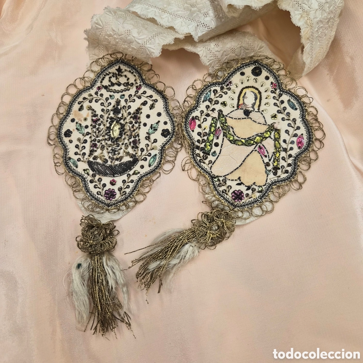 Antig&uuml;edades: Escapulario devocional de la Virgen bordado a mano siglo XIX