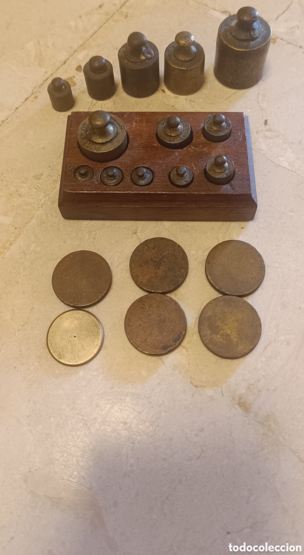 Antig&uuml;edades: Juego de pesas antiguo con taco de madera