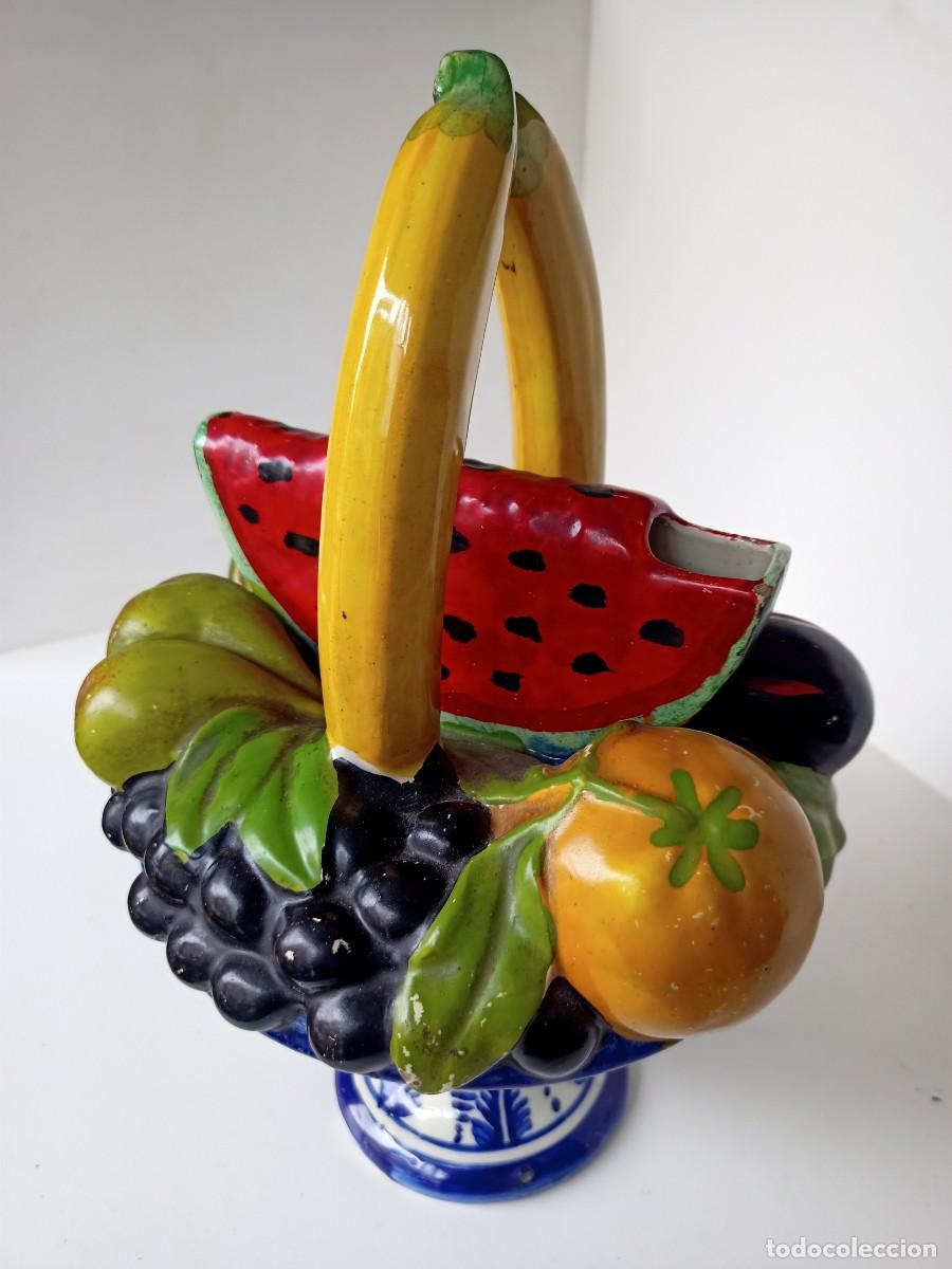 Antig&uuml;edades: Botijo de Manises, cesta de frutas - Foto 1