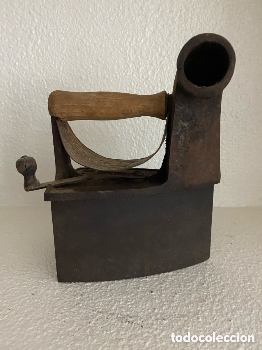 Antig&uuml;edades: Antigua plancha con soporte de hierro - Foto 3