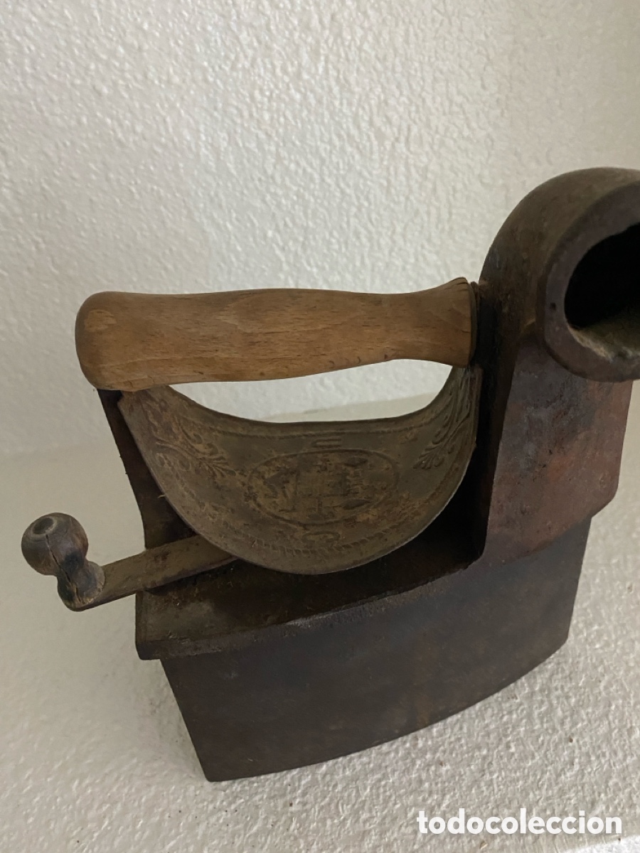 Antig&uuml;edades: Antigua plancha con soporte de hierro - Foto 4