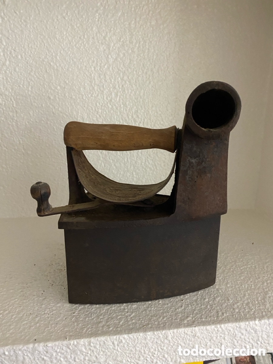 Antig&uuml;edades: Antigua plancha con soporte de hierro - Foto 10