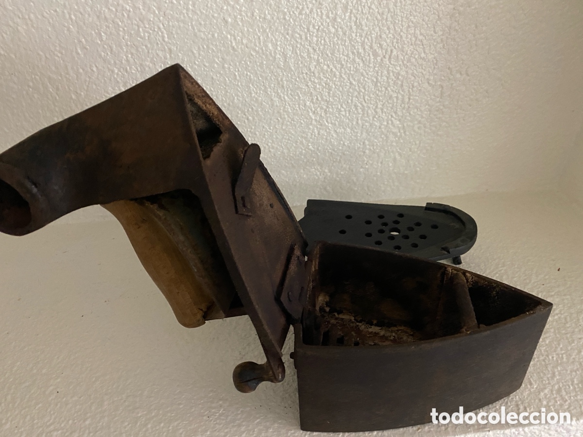 Antig&uuml;edades: Antigua plancha con soporte de hierro - Foto 11