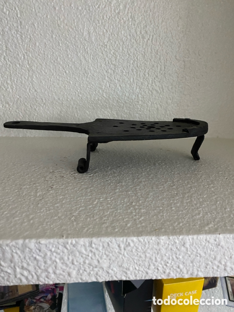Antig&uuml;edades: Antigua plancha con soporte de hierro - Foto 13