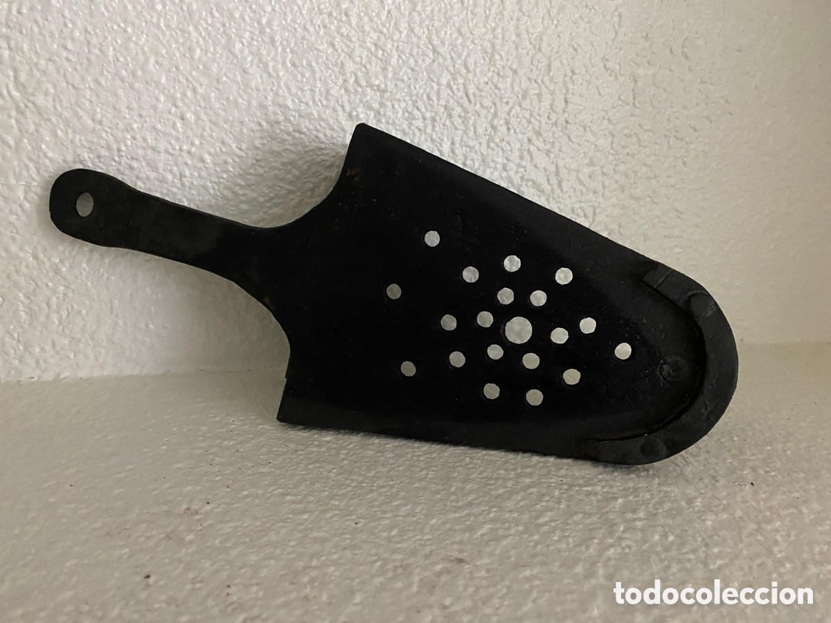 Antig&uuml;edades: Antigua plancha con soporte de hierro - Foto 14